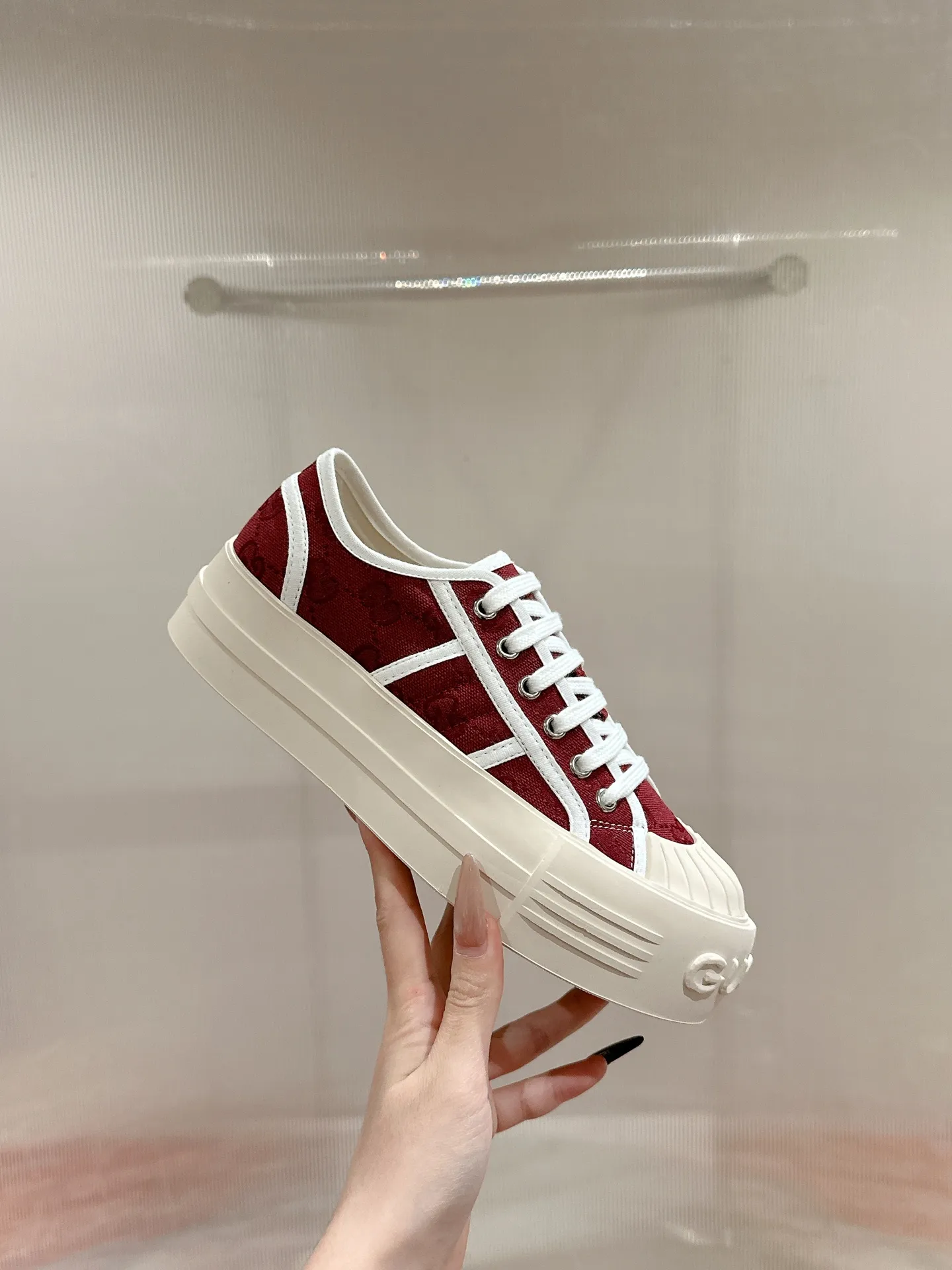 👟👟Ex-factory price 520👟👟 Women's models are new🆕 Arrival Gucci tennis 1977 classic Loft series canvas shoes... 2025 hot recommended model, G+1977×Disney cooperation series... GG canvas is made of finished products and incorporates brand elements. The retro style is rich, the classics and feelings are perfect for recall! Each color fabric developed by the original version is customized by the original version, and we pursue the ultimate in large-scale products! Market-level top version ⚠ Fabric: Customized GG cloth electric embroidery/5D washed distressed canvas Lining: Customized terry cloth lining (the feet are fitted and cannot be disassembled) Outsole: Original molded TPU two-color outsole Size: 35-40 (41 customized)
